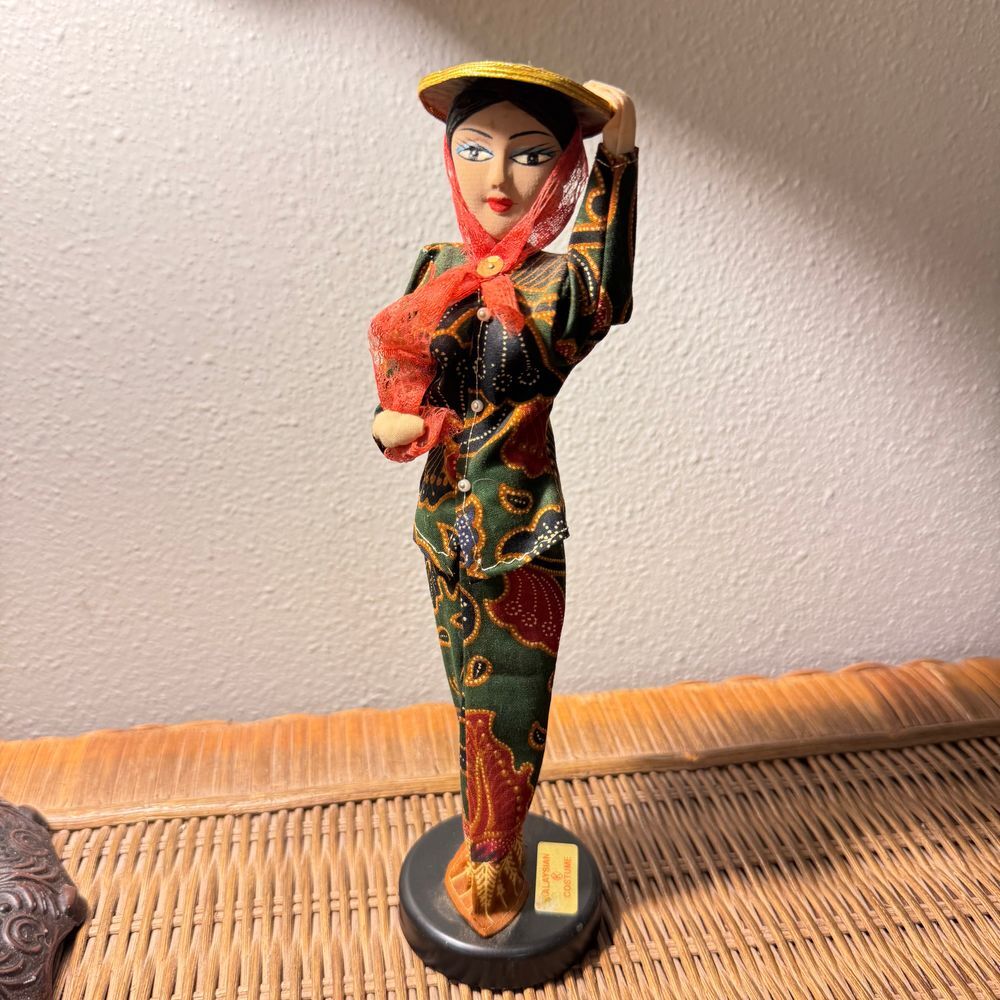 Alaysan Costume Vintage Indonesian Traditional Decorative Figurine Batik Pattern